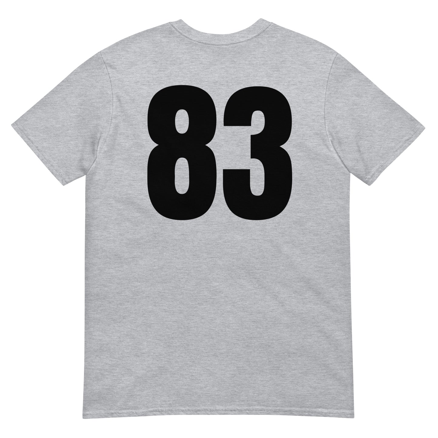 Numero 83 selässä t-paita