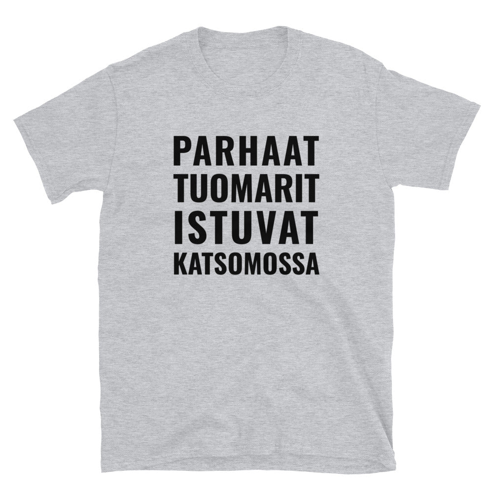 Parhaat tuomarit istuvat katsomossa t-paita