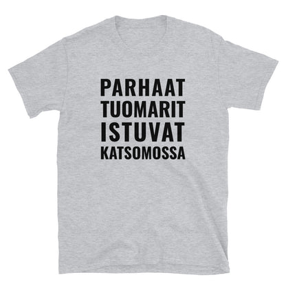 Parhaat tuomarit istuvat katsomossa t-paita