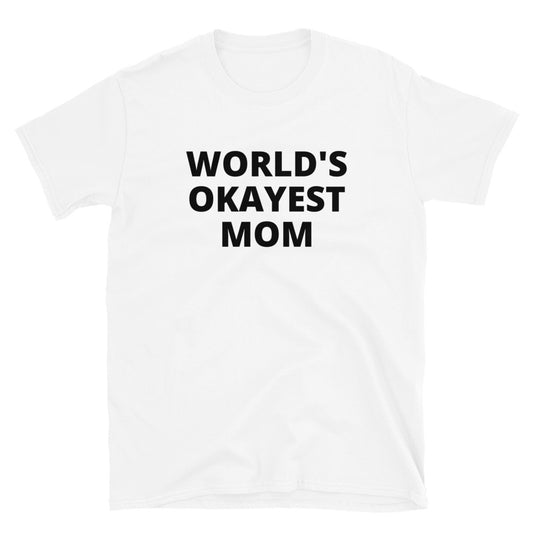 World's okayest mom t-paita